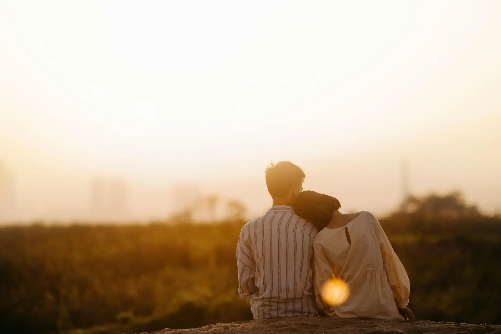 Couple watching the sunset — real relationships on Netthub