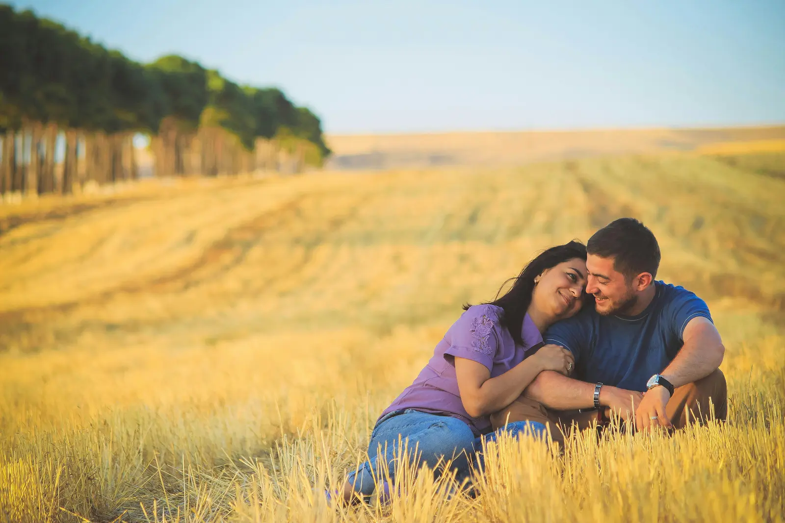 Smiling couple in a golden field — Netthub dating site